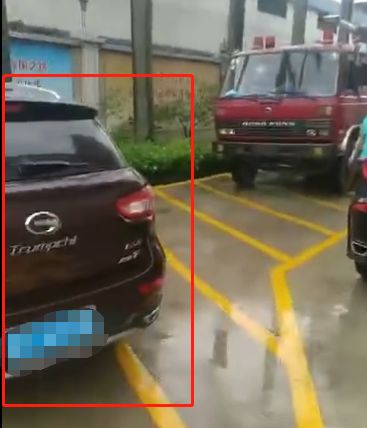 消防车出警遭私家车占道阻拦 车主还不愿挪车!事发广东中山